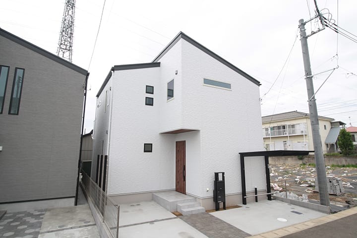 ラフと規律が同居するラスティックな空間