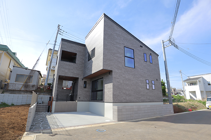 広いファミリースペースと大型パントリーを備えた家