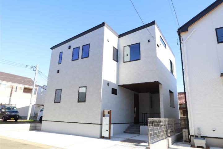 あたたかみのある木目調の床とスタイリッシュな設備の家